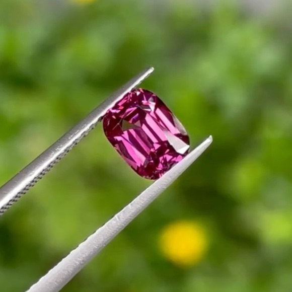 1.16ct Rhodolite Garnet from the Umba valley, Tanzania. - Picture 6 of 9
